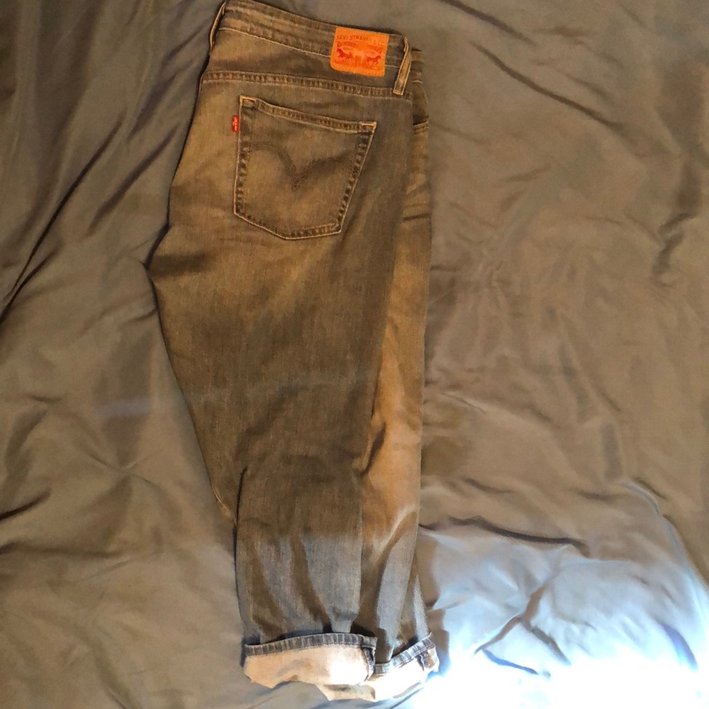 Levi’s midlength, capri. roll cuff